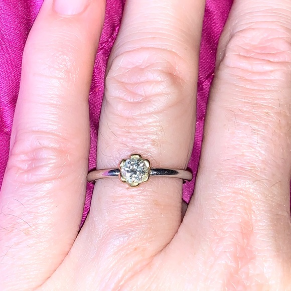 💍🦋PLATINUM, 18kt & DIAMOND SOLITAIRE RING. - Picture 3 of 8